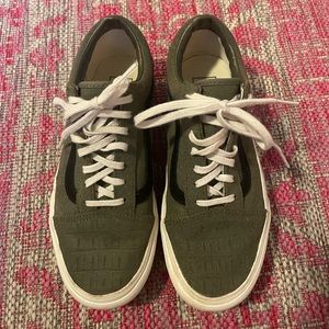 Unisex vans lace-up low top sneakers gray and black mens 5.5/ women’s 7